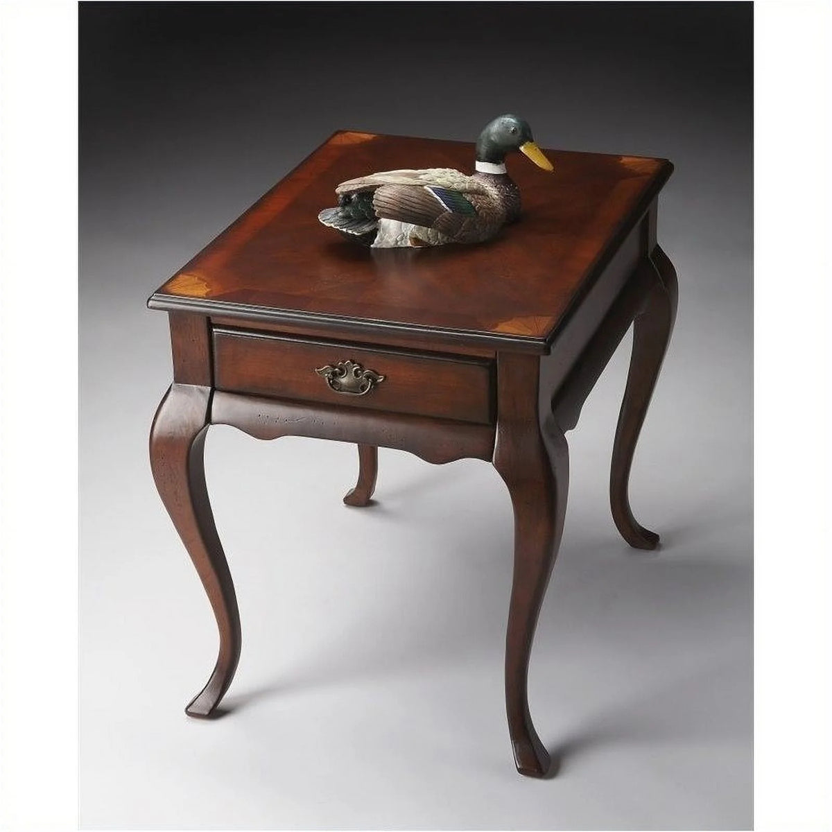 Traditional Wood End Table Q25262