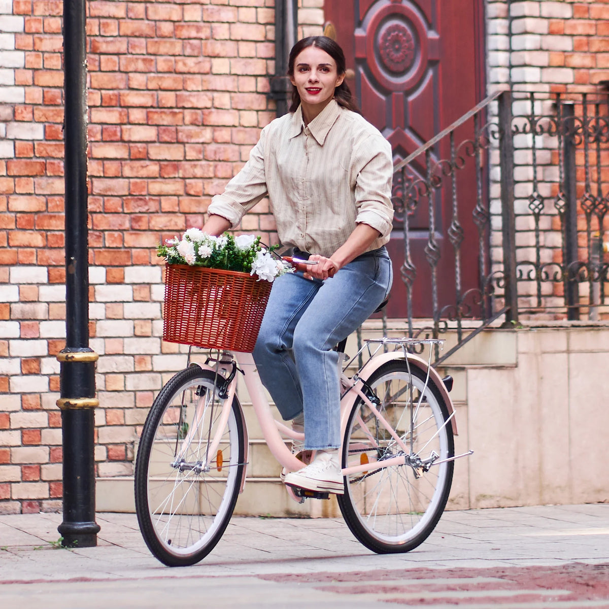 24 Inch City Cruiser Bicycle with Carbon Steel Frame Dual V Brakes Basket Y817